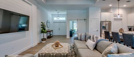 3 habitaciones, tabla de planchar con plancha y cuna de viaje