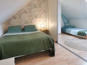 1 室のベッドルーム、アイロン / アイロン台、旅行用ベビーベッド、ベッドシーツ