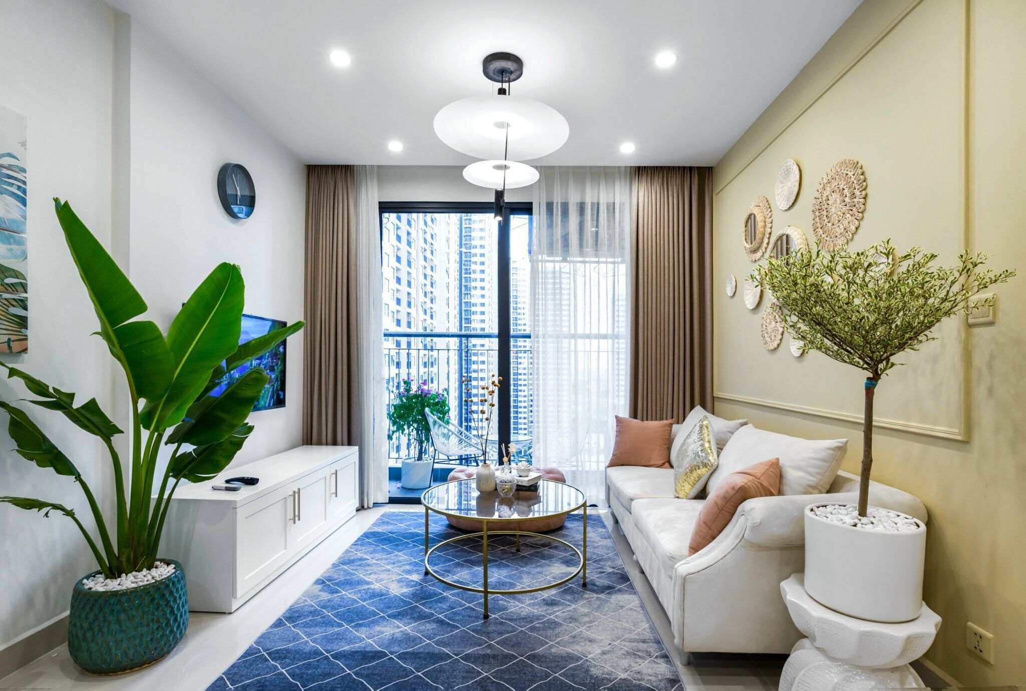 Luxe appartement | Woonruimte | Een 47-inch smart-tv met kabelzenders en televisie