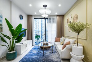 Apartamento superluxo | Área de estar | Smart TV 47 polegadas com canais a cabo, TV