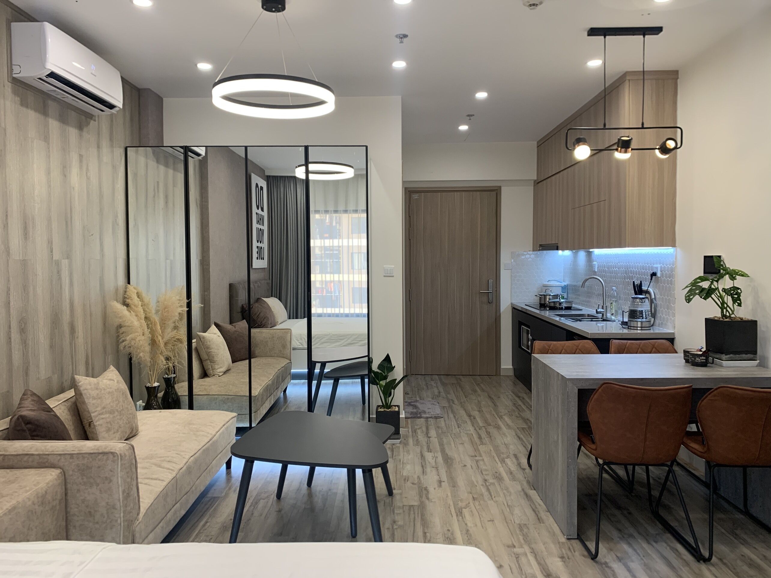 Business appartement | Woonruimte | Een 47-inch smart-tv met kabelzenders en televisie