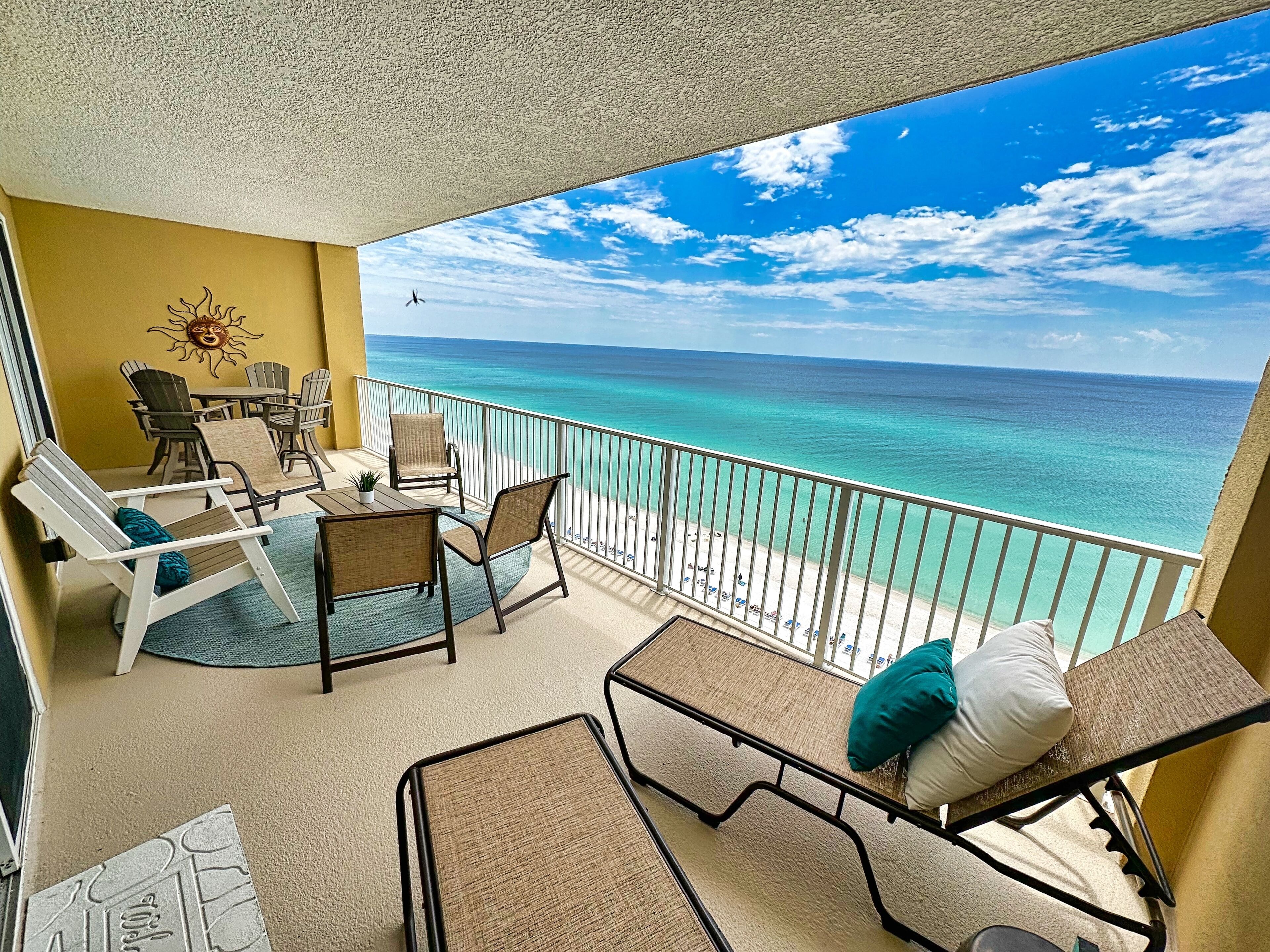 Beautiful Updated 2024 Beach Condo! Large Spacious Balcony Free Beach Chairs!