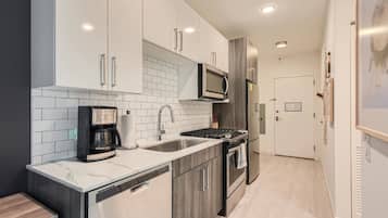 ์คํ๋์ค, ํธ์ฌ์ด์ฆ์นจ๋ 1๊ฐ (Studio Apartment) | ์ ์ฉ ์ฃผ๋ฐฉ | ์ค๋ธ, ์ฟกํ, ์๊ธฐ ์ธ์ฒ๊ธฐ, ์ปคํผ/ํฐ ๋ฉ์ด์ปค
