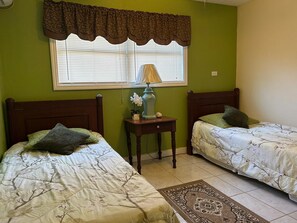 2 bedrooms, iron/ironing board, travel cot, free WiFi