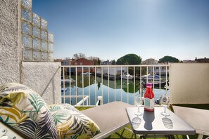 Outdoor dining - VILLA PORT DEL SOL 3CH, WIFI, PARKING , AMARRE (Empuriabrava)