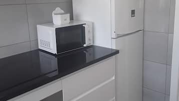 Een koelkast, een microgolfoven, een oven, een kookplaat