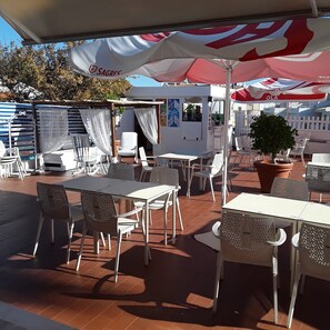 Outdoor dining - 5 minutes from the beautiful beaches of Albufeira (Albufeira)