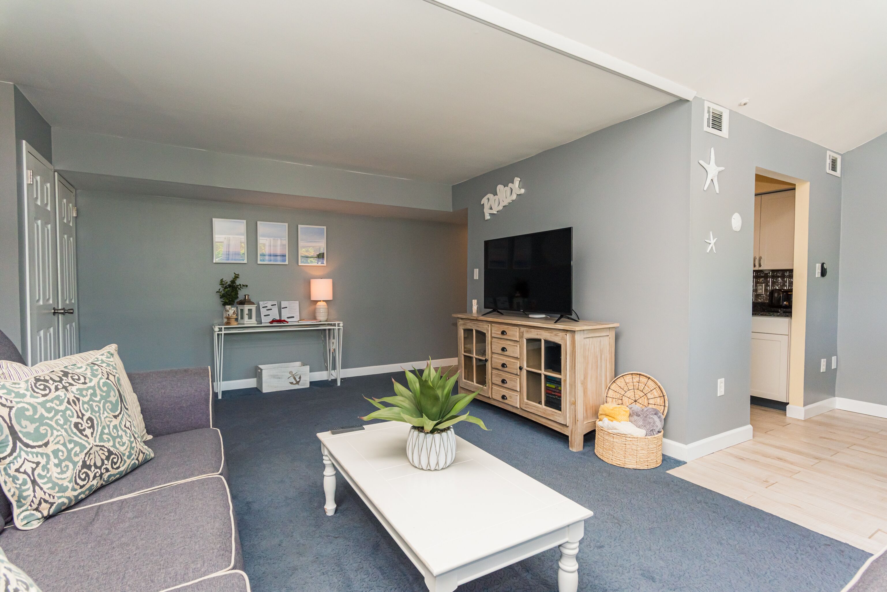 2 BR 2 Bath Penthouse Condo, OUTDOOR POOL, Quiet Area- N. Ocean City