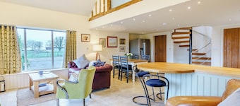 2 bedroom accommodation in Whitechapel, near Preston