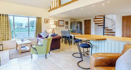2 bedroom accommodation in Whitechapel, near Preston