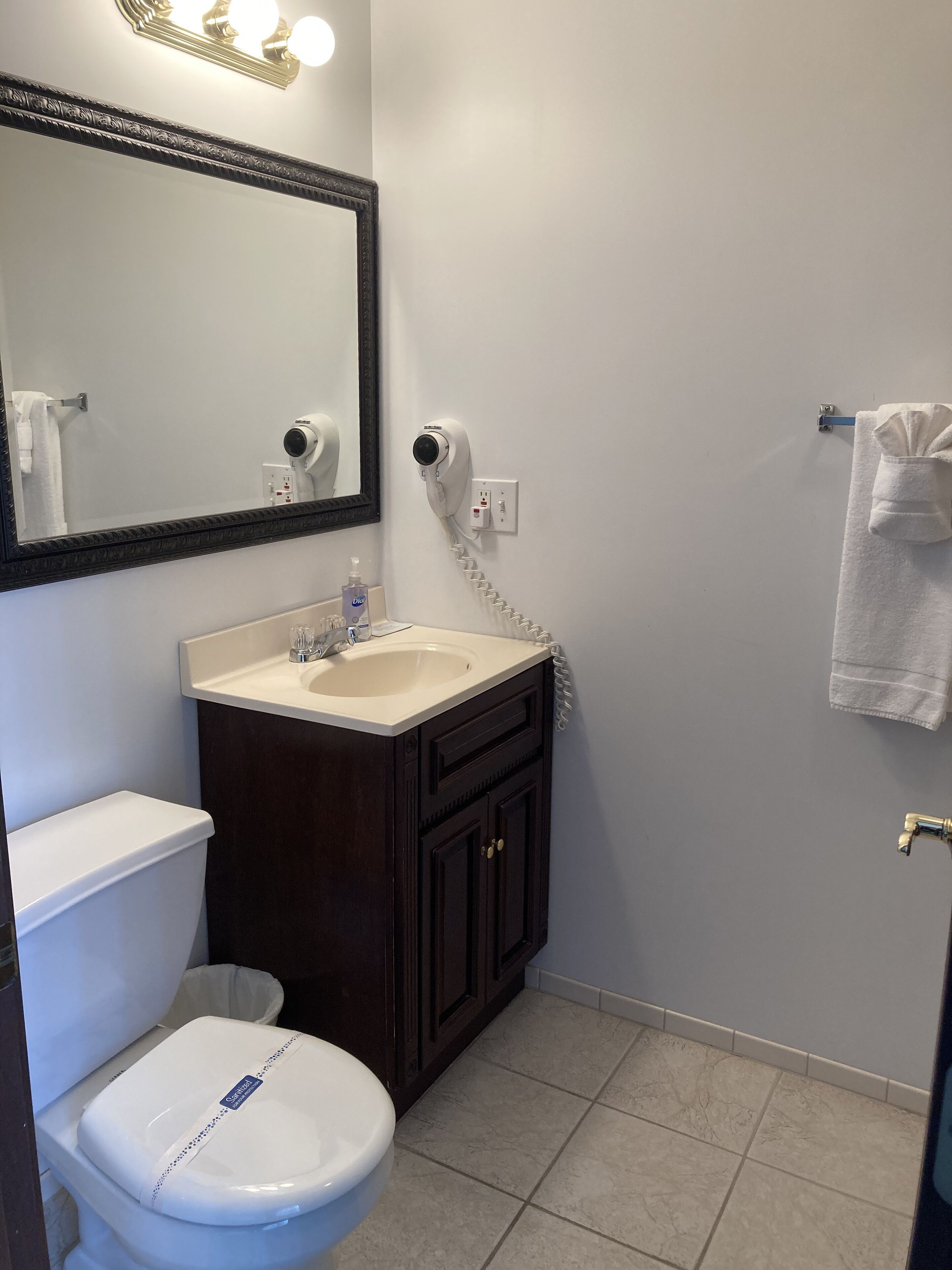 Duschwanne, Haartrockner, Handtücher, Seife