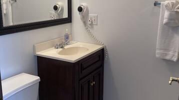 Duschwanne, Haartrockner, Handtücher, Seife