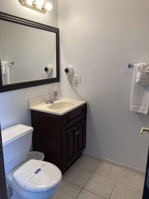 Combinazione doccia/vasca, asciugacapelli, asciugamani, sapone