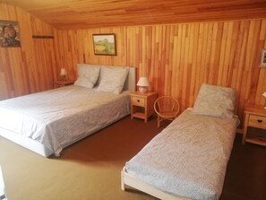 4 Schlafzimmer, Schreibtisch, Bügeleisen/Bügelbrett, Reisekinderbett