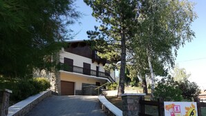 Un edificio con un sendero de piedra que lleva a un portón de madera.