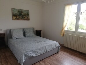 4 camere, una scrivania, ferro/asse da stiro, culla da viaggio