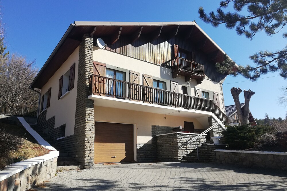 TRADITIONAL CHALET located in Barcelonnette on 2 independent floors.