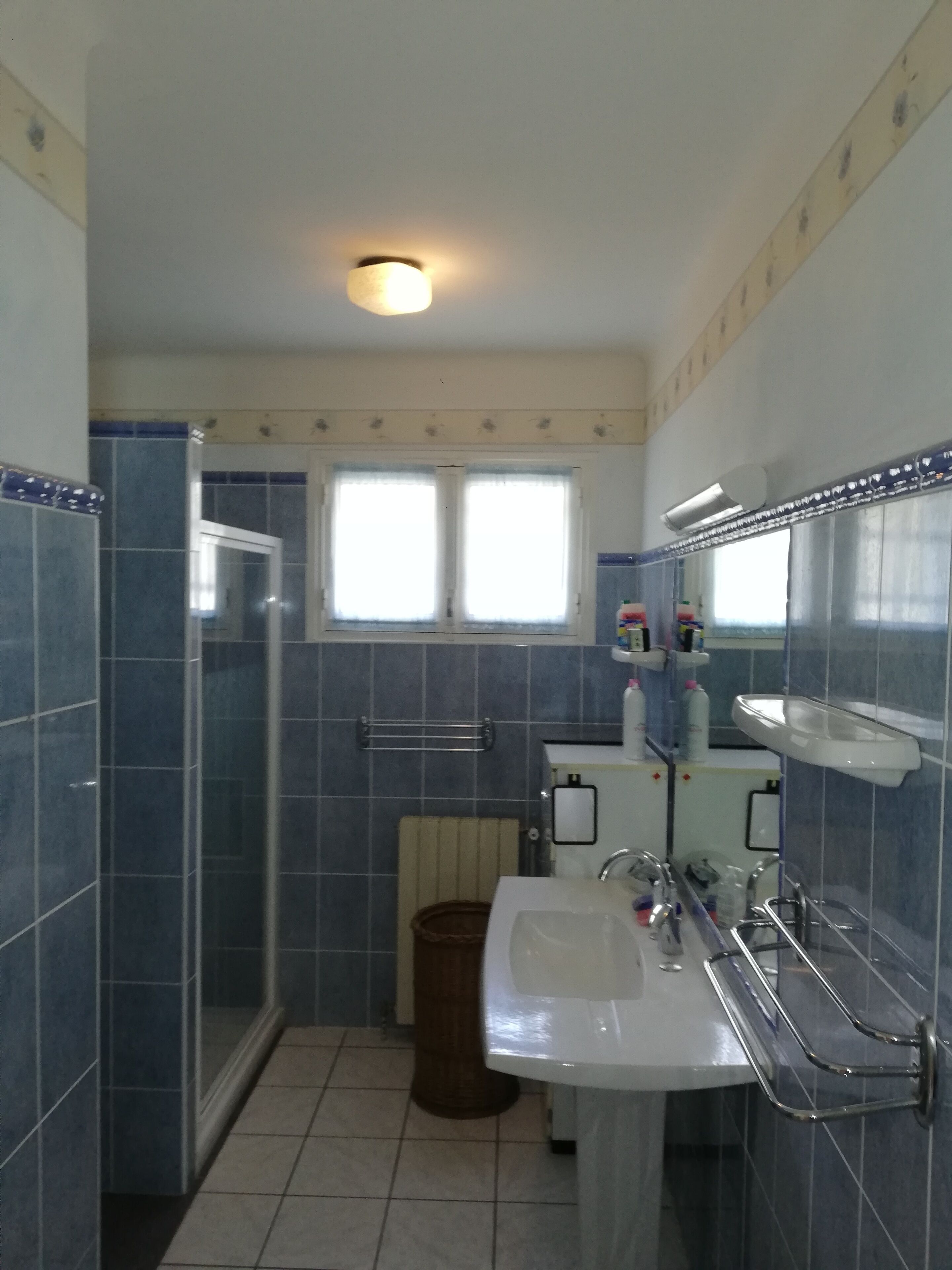 Douche, sèche-cheveux, bidet, serviettes fournies