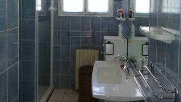Douche, sĂšche-cheveux, bidet, serviettes fournies