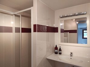 Haartrockner, Handtücher, Seife, Toilettenpapier