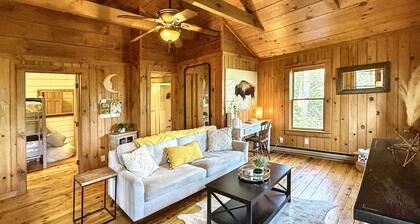 1930's Highlands Hideaway, Restored Cozy Cabin, Dog Friendly, Fiber Optic WI-FI