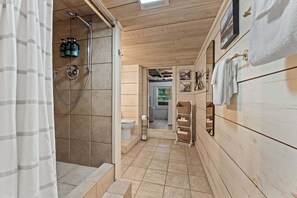 Combined shower/tub, hair dryer, towels - 1930's Highlands Hideaway, Restored Cozy Cabin, Dog Friendly, Fiber Optic WI-FI (Highlands)