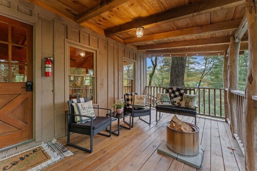 1930's Highlands Hideaway, Restored Cozy Cabin, Dog Friendly, Fiber Optic WI-FI