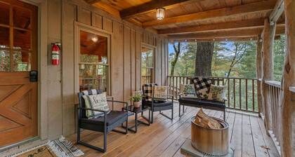 1930's Highlands Hideaway, Restored Cozy Cabin, Dog Friendly, Fiber Optic WI-FI