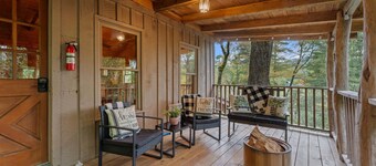 1930's Highlands Hideaway, Restored Cozy Cabin, Dog Friendly, Fiber Optic WI-FI