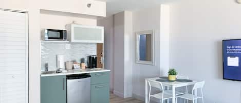 Réfrigérateur, micro-ondes, cafetiÚre/bouilloire, grille-pain