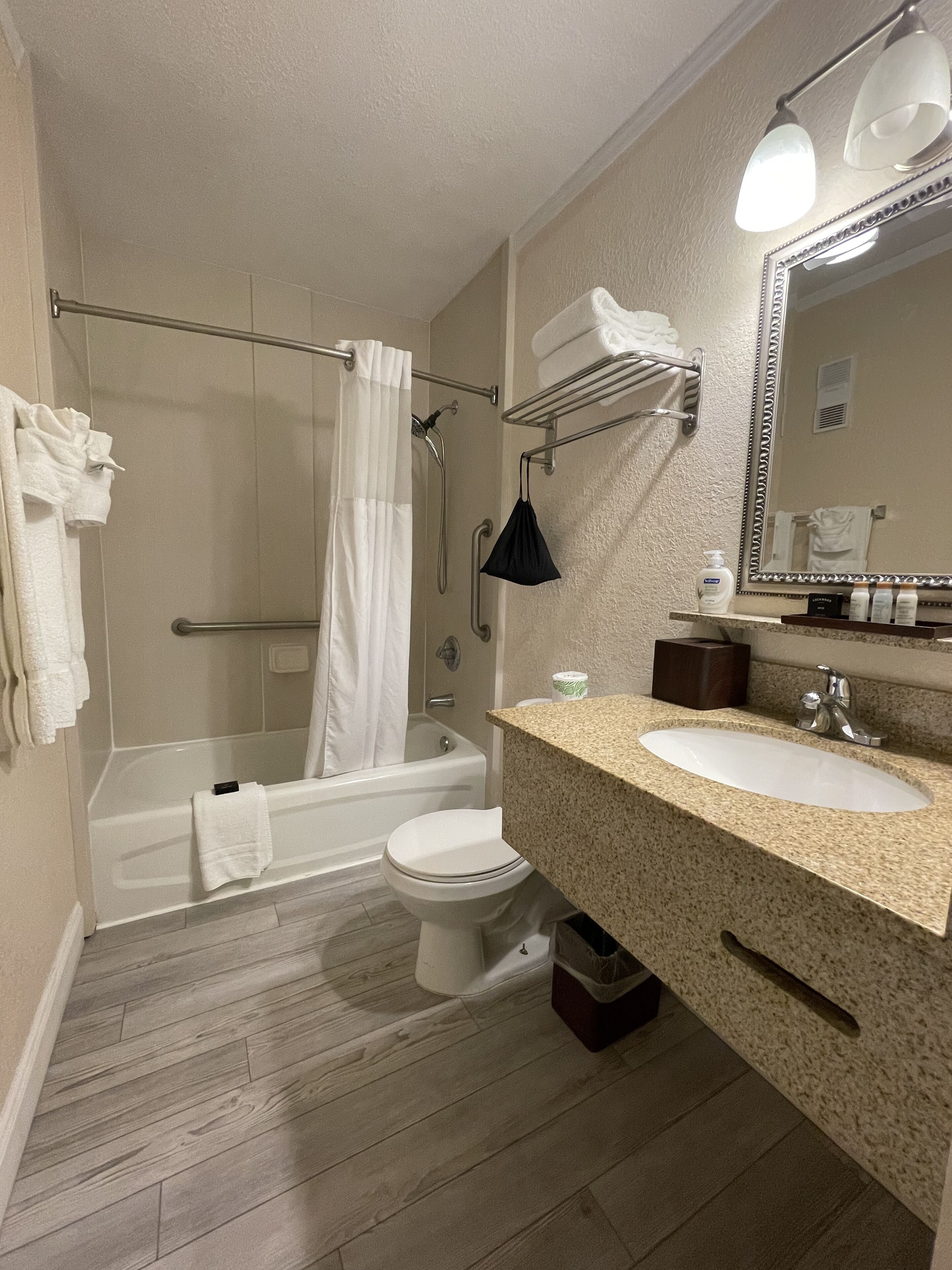 Une salle de bain moderne avec une baignoire, des toilettes et un lavabo.