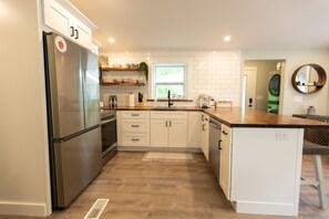 Refrigerador, microondas, horno y parrilla de estufa 