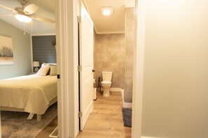 2 habitaciones, tabla de planchar con plancha y cuna de viaje 