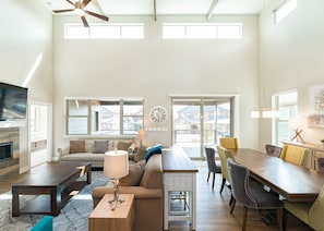 Smart TV, fireplace - Brand New Luxury Mountain Home- Hot Tub, 3 King Beds, Bunk Beds, EVS car charger (Granby)