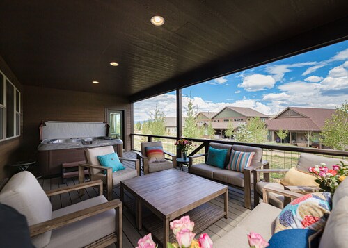 Brand New Luxury Mountain Home- Hot Tub, 3 King Beds, Bunk Beds, EVS car charger