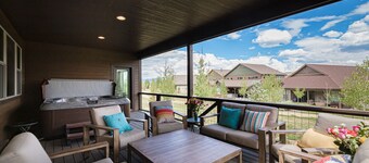 Brand New Luxury Mountain Home- Hot Tub, 3 King Beds, Bunk Beds, EVS car charger