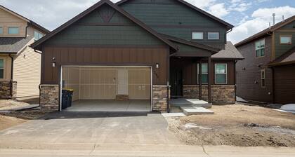 Brand New Luxury Mountain Home- Hot Tub, 3 King Beds, Bunk Beds, EVS car charger