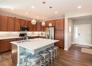 Réfrigérateur, four à micro-ondes, un four, surface de cuisson