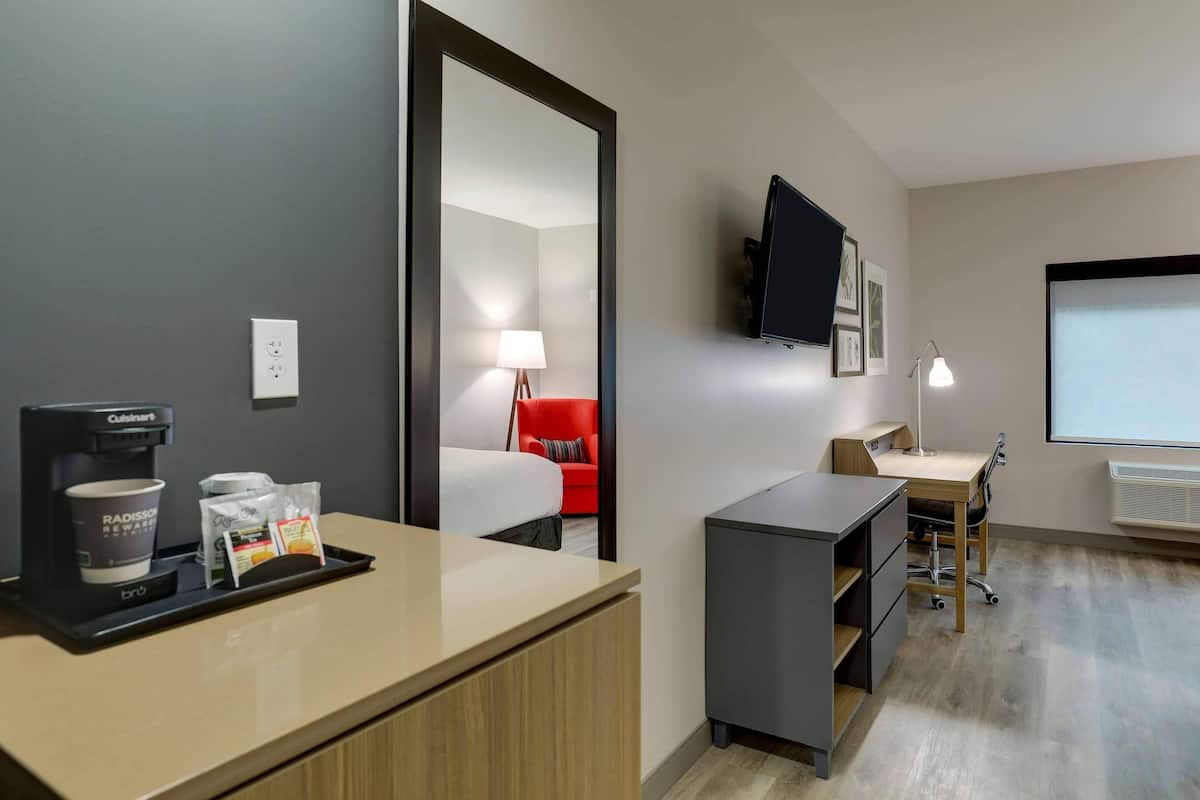 Bureau, espace de travail pour ordinateur portable, Wi-Fi gratuit