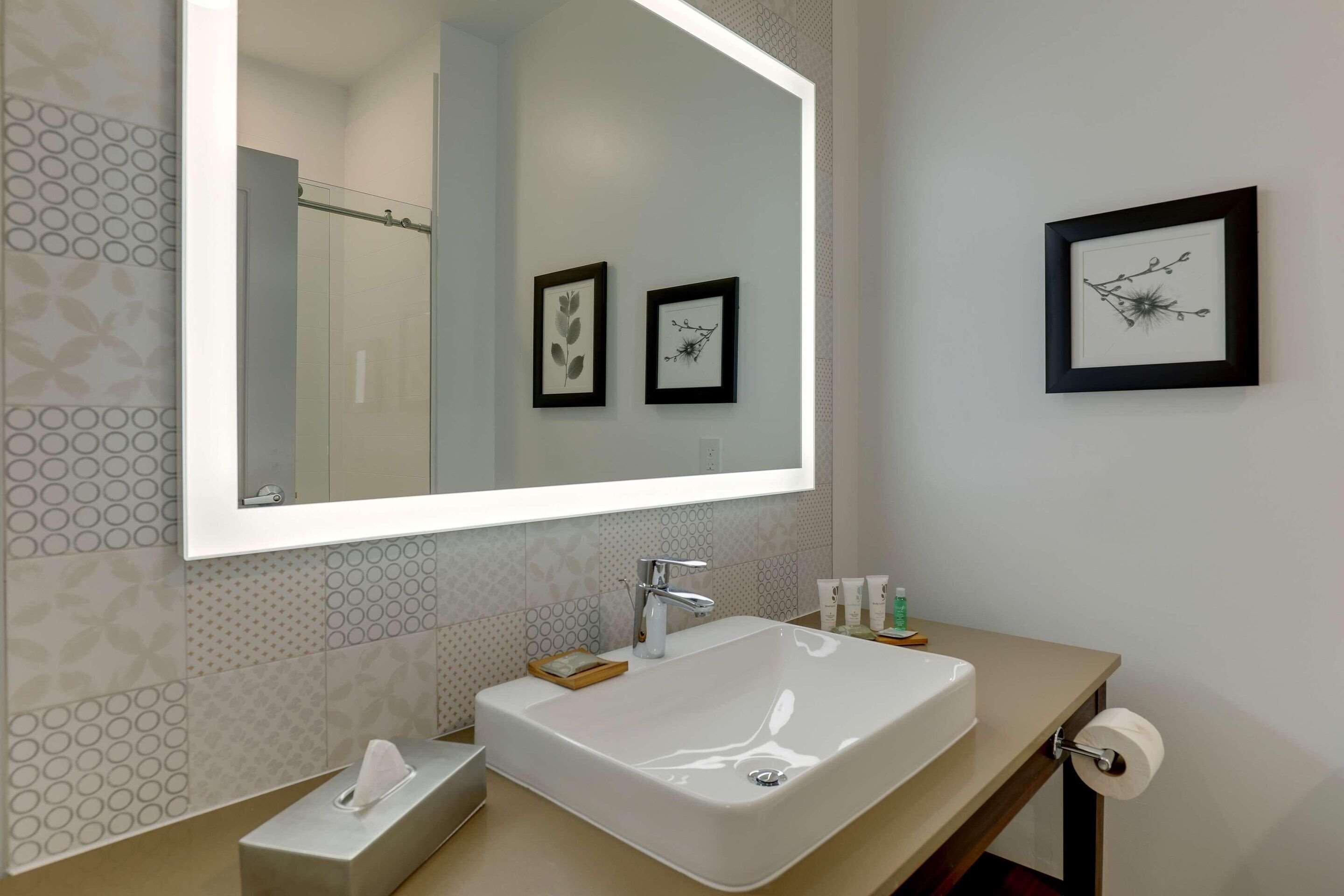 rainfall showerhead, towels