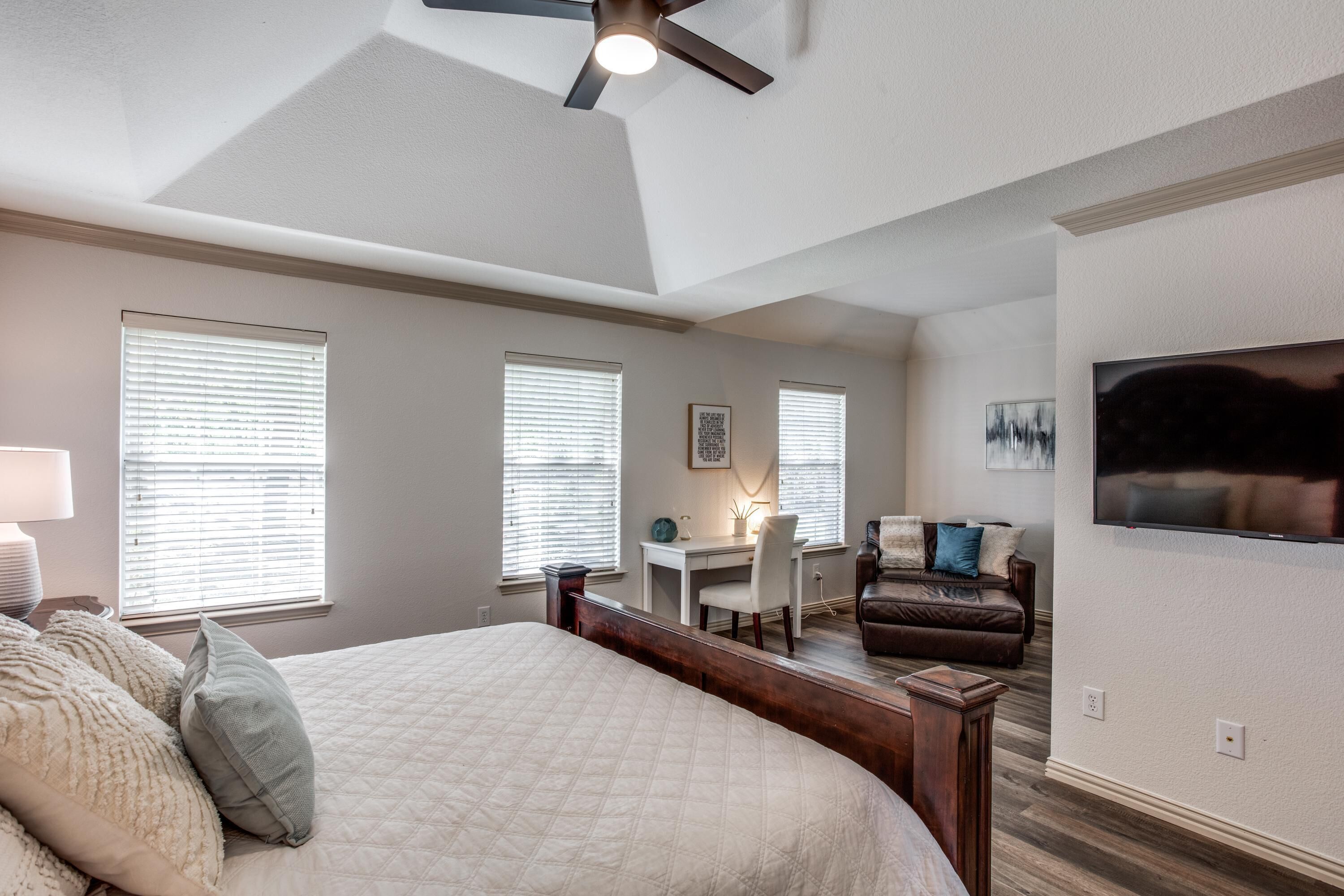 3 chambres, bureau, fer et planche à repasser, lit parapluie