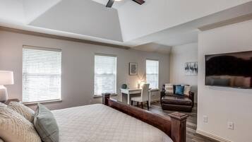 3 chambres, bureau, fer et planche Ă repasser, lit parapluie