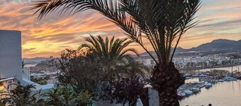 Surise Den- Walk to the beach, sea view and pool. Holiday rentals & winter stays