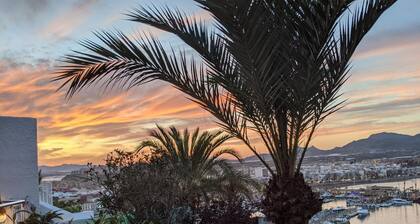 Surise Den- Walk to the beach, sea view and pool. Holiday rentals & winter stays