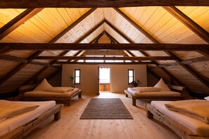 3 bedrooms, travel crib, WiFi, bed sheets