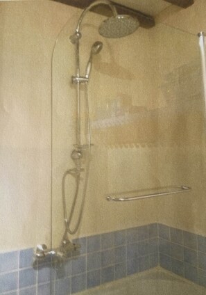 Combined shower/tub, hair dryer - Country house with terrace, parking and private pool (Lacombe)