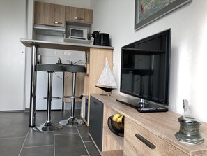 Kjøleskap, kokeplater, kaffetrakter/tekoker og vannkoker