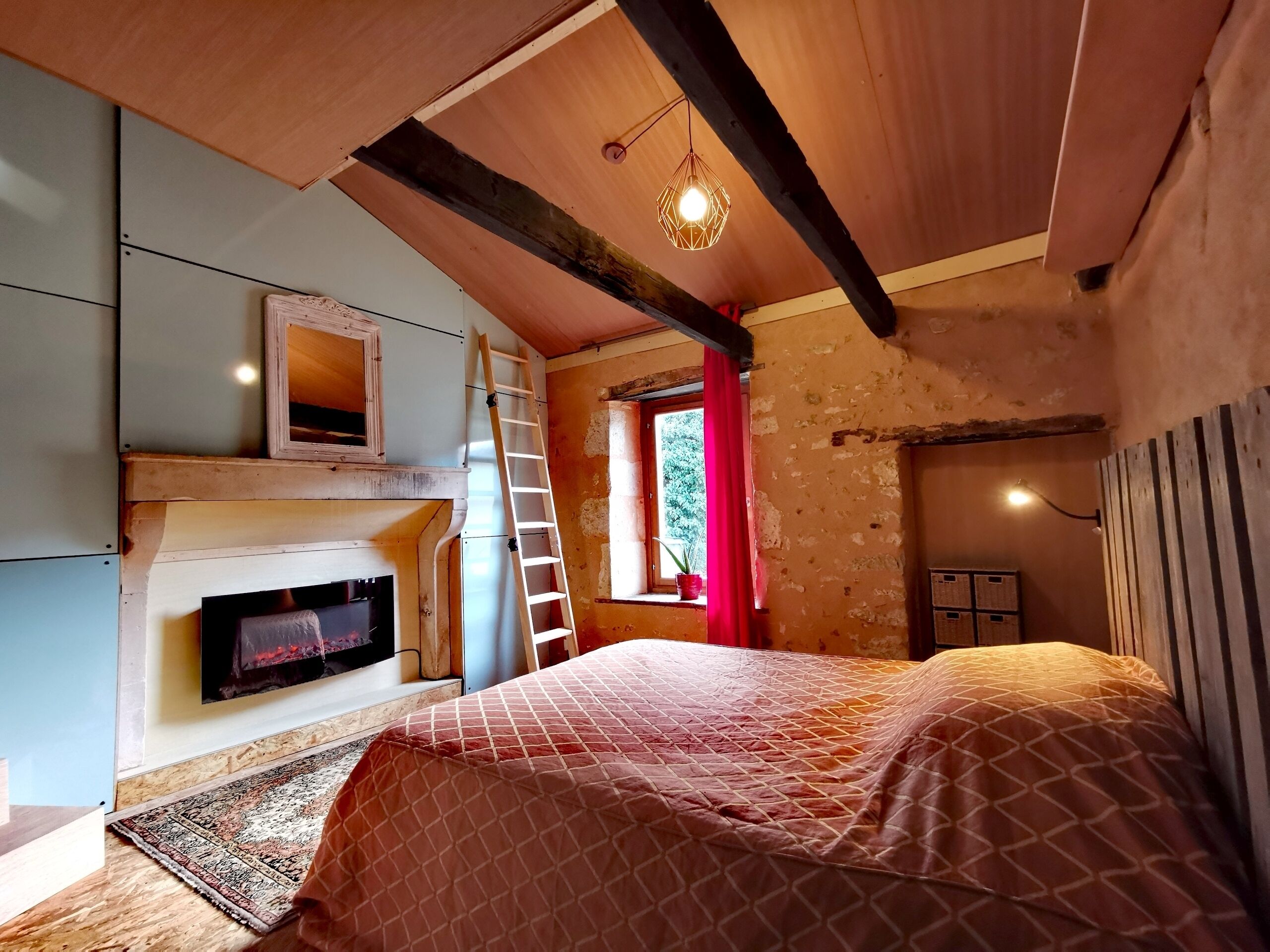 La Maison des Forges, vast atypical country house on the edge of the forest 