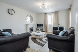 Apartment | Interior - Captivating 3-bed Apartment in Grays (Grays)