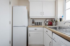 Apartment | Private kitchen | Fridge, microwave, oven, stovetop - Captivating 3-bed Apartment in Grays (Grays)